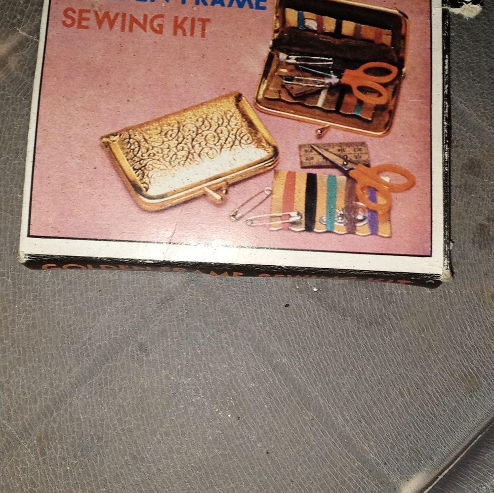 Purse mini sewing kit